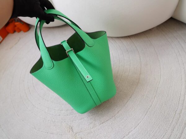videommexport1726737496880 USA New York Hermes Clemence Leather Picotin 18CM 0Z Vert Comics Silver Hardware