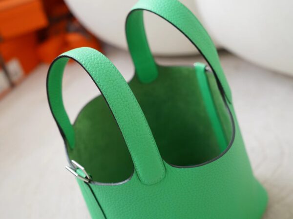 videommexport1726737502178 USA New York Hermes Clemence Leather Picotin 18CM 0Z Vert Comics Silver Hardware