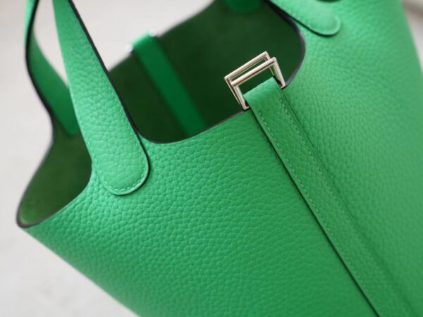 videommexport1726737503993 USA New York Hermes Clemence Leather Picotin 18CM 0Z Vert Comics Silver Hardware